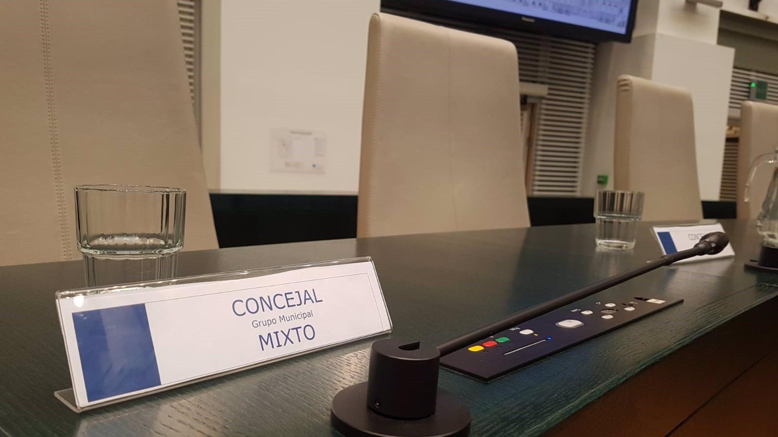 Los concejales del grupo mixto se sentarán en los escaños a la espalda de sus excompañeros de Más Madrid