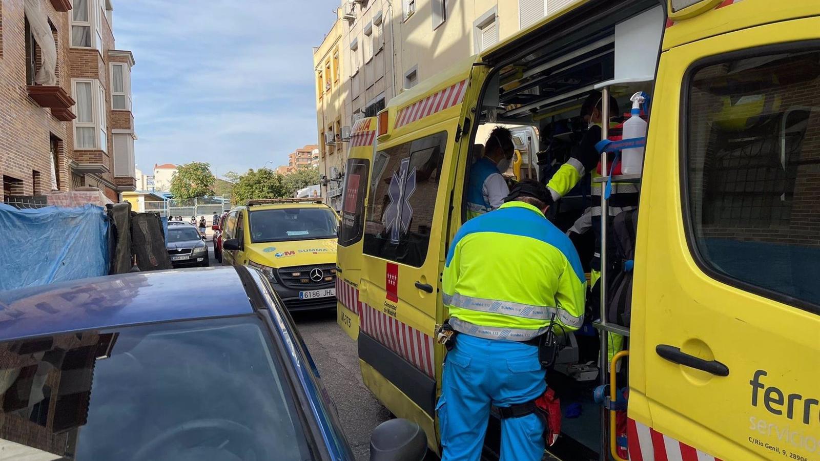 Dos jóvenes heridos por arma blanca en una reyerta en un domicilio de Puente de Vallecas
