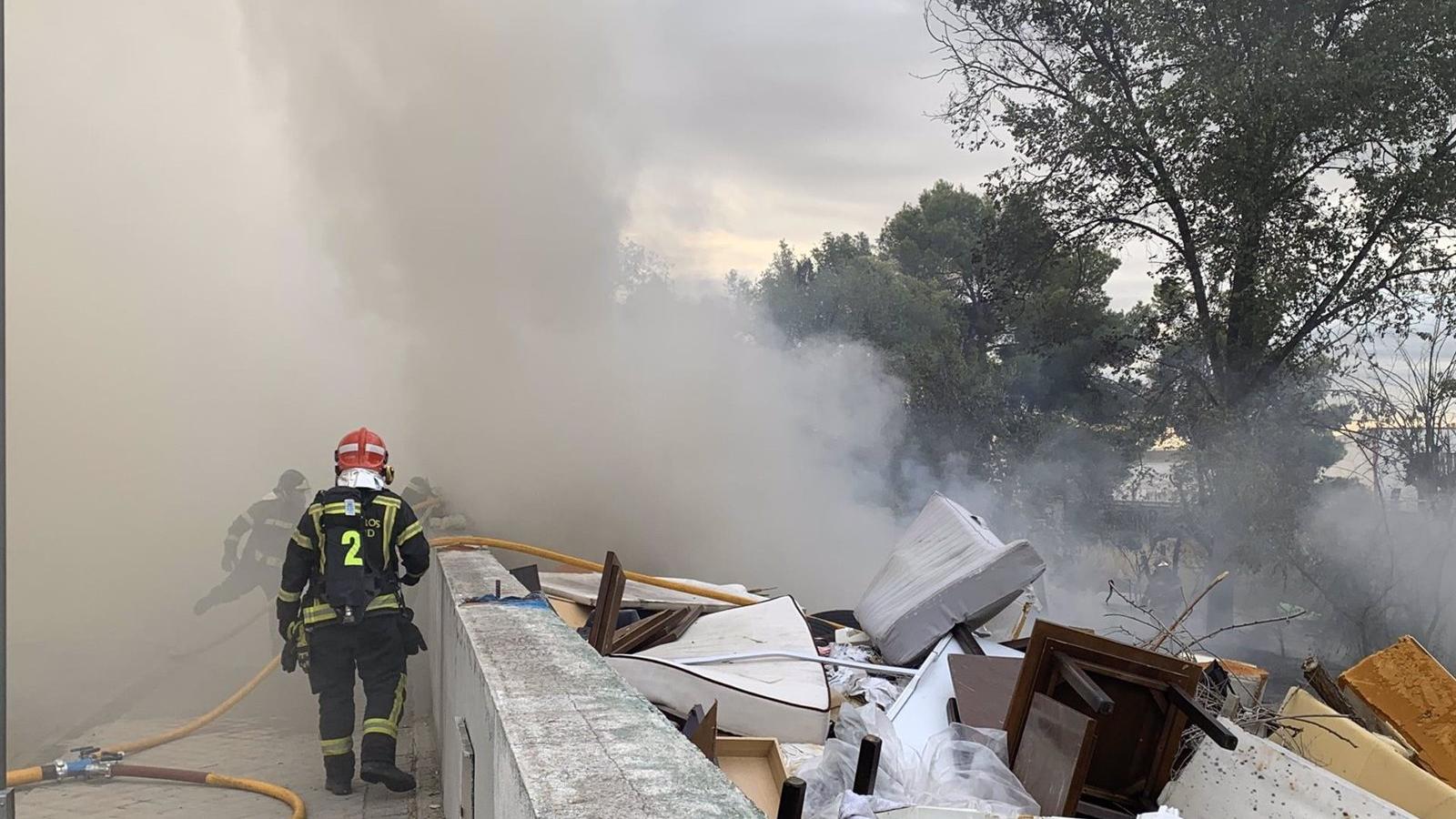 Los Bomberos sofocan sin heridos el incendio de un solar abandonado en Vicálvaro que genera una gran cantidad de humo Los Bomberos sofocan sin heridos el incendio de un solar abandonado en Vicálvaro que genera una gran cantidad de humo
