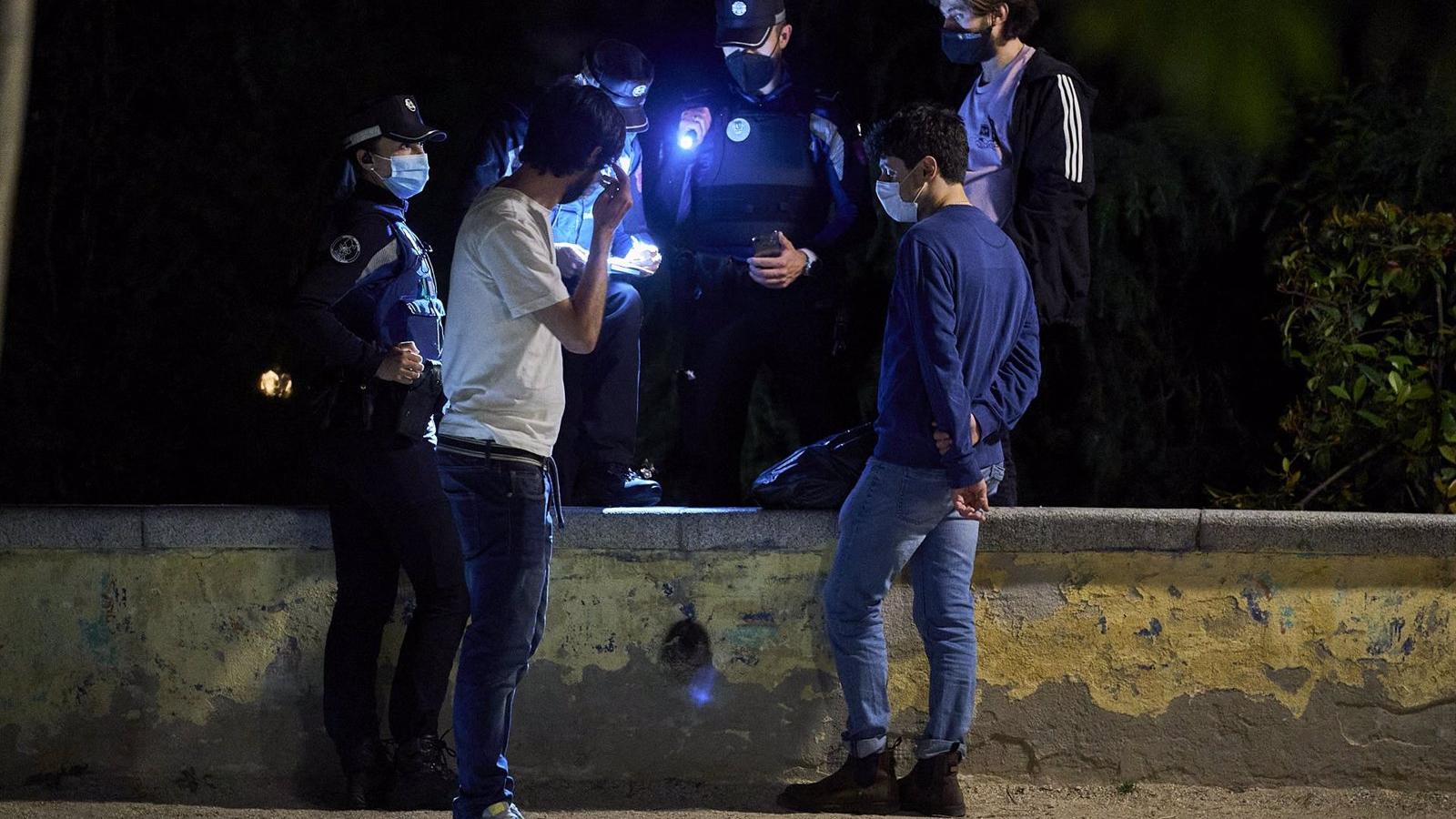 Suben las sanciones por botellón en la capital, con 784 multas y un agente herido este fin de semana