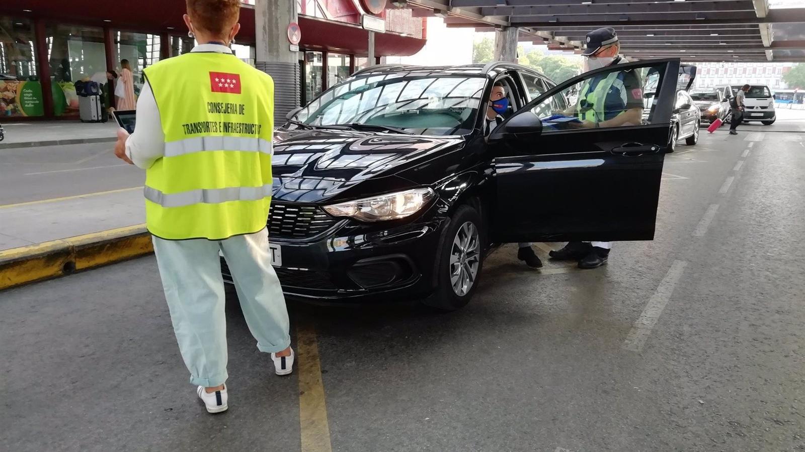 Los taxistas reclaman a la Comunidad de Madrid que vigile si las VTC cumplen con registro de comunicaciones y no "deambulan" ilegalmente