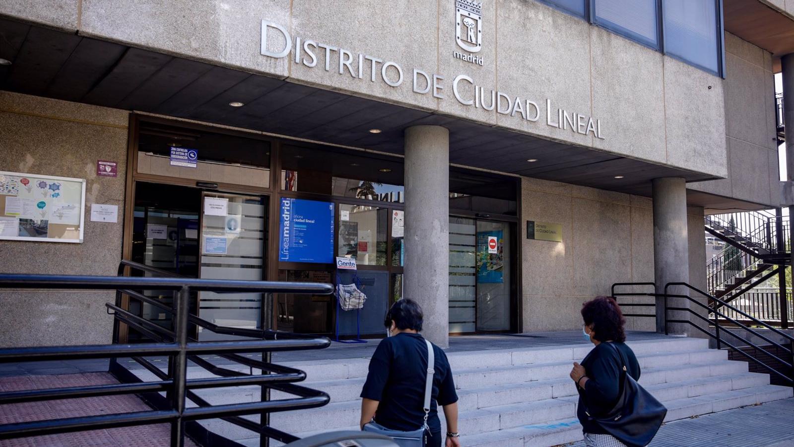 El Ayuntamiento de Madrid estudia adaptar las salas de los plenos de distrito para que pueda volver el público "con seguridad"