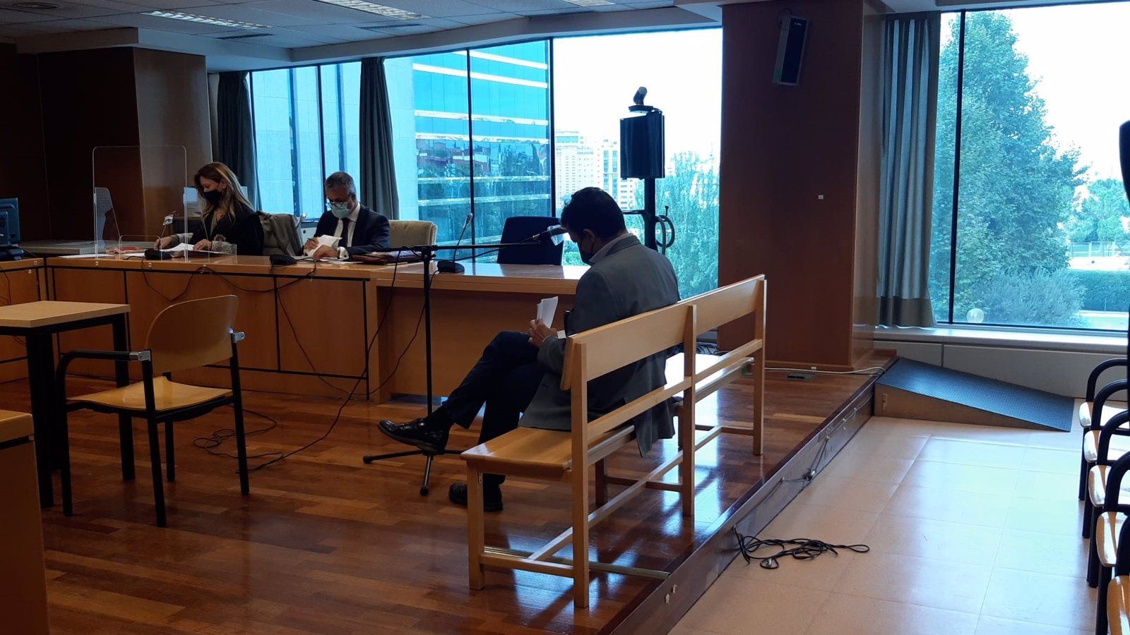 Un profesor acusado de abusos reconoce "nalgadas" a las alumnas pero sin ánimo libidinoso: "Pido perdón"