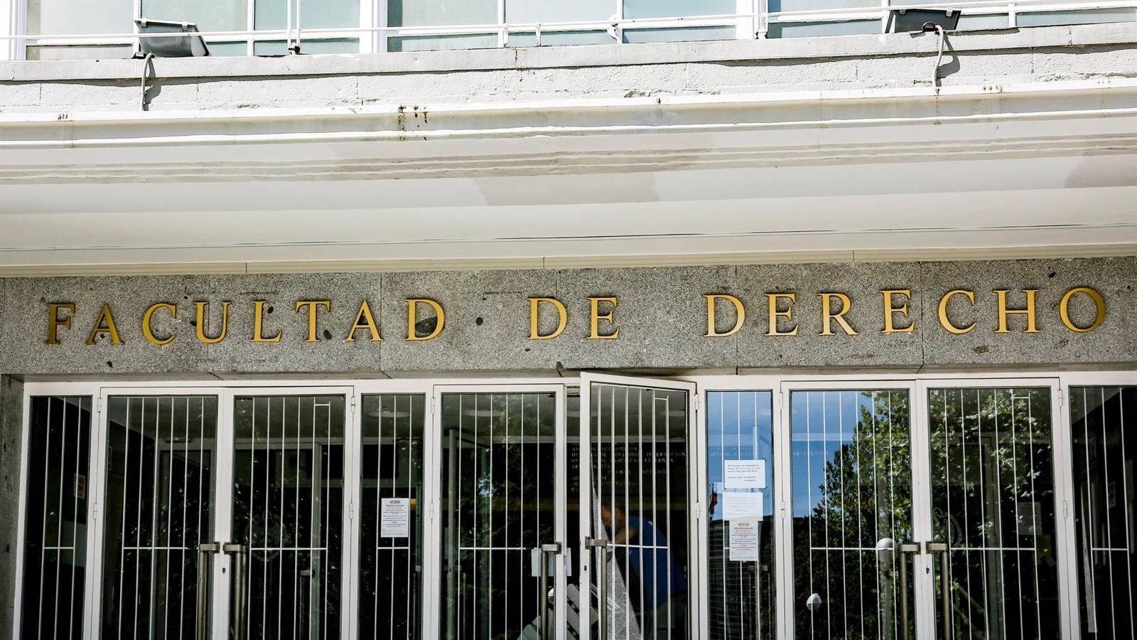 La Complutense condena el macrobotellón de Ciudad Universitaria: "No representa a la totalidad de nuestro estudiantado"