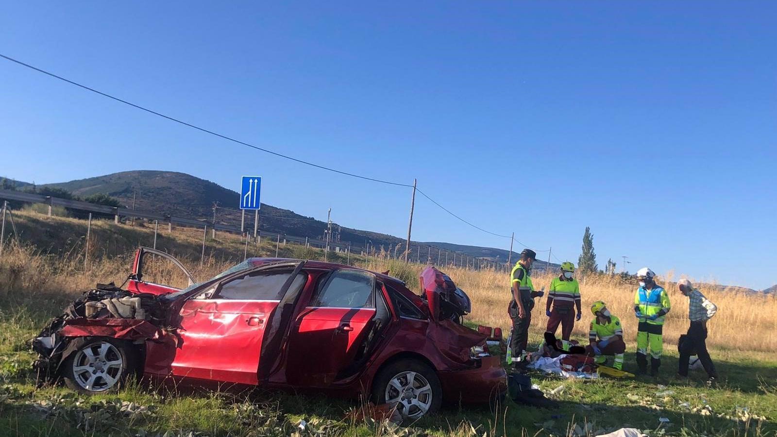 Tres heridos moderados y uno leve en un accidente en Piñuecar tras caer por un terraplen con su vehículo