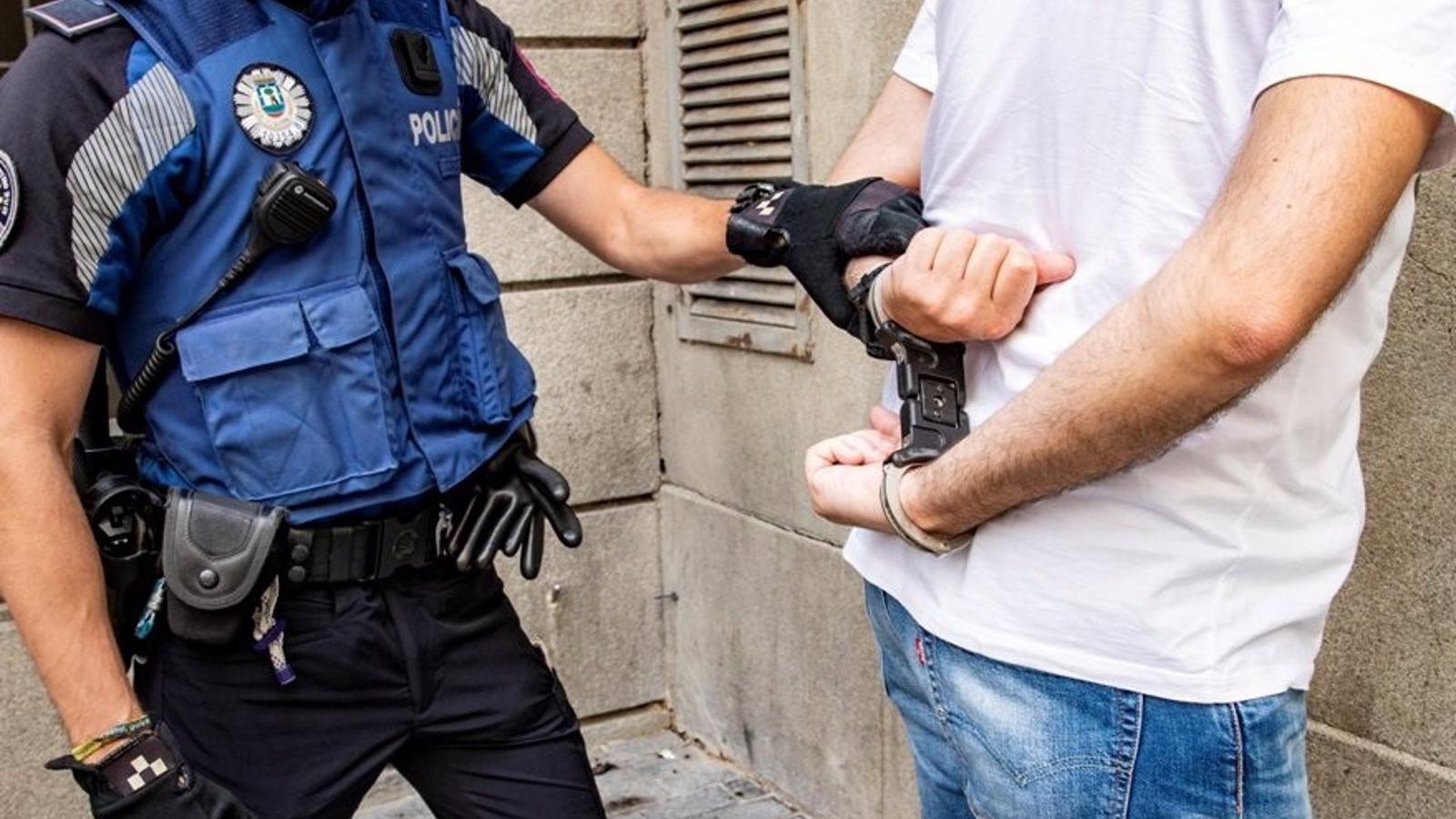 Detenido por agredir con una botella en la cabeza a otro cuando acudían a ver el partido Atlético-Athelic