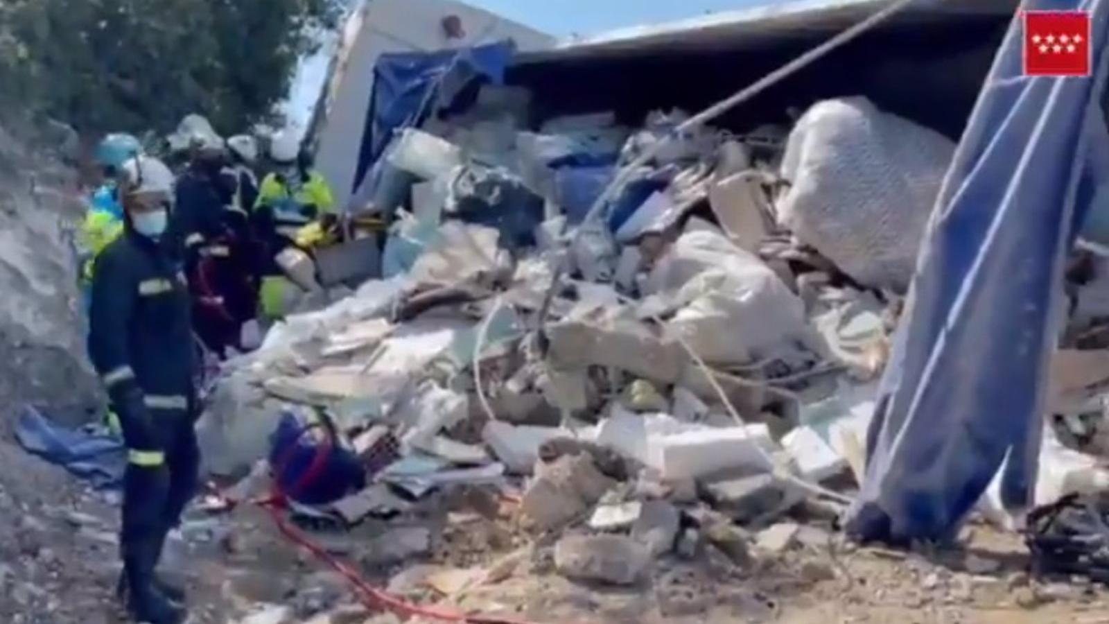 Un camión vuelca la carga de escombros en un coche y deja herido grave a su conductor en un accidente en M-315