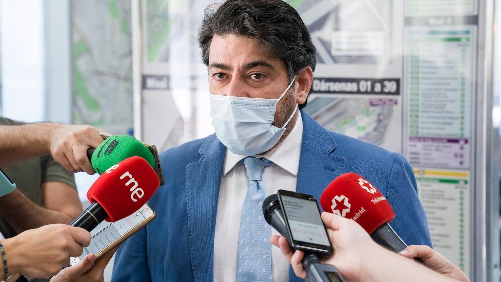 Pérez rechaza el "pago por uso" de carreteras y pide inversión en Barajas
