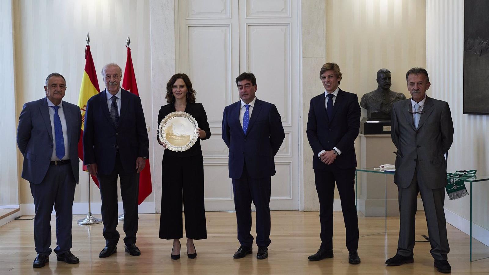 Díaz Ayuso ensalza a Vicente del Bosque por lograr unir a España "en un objetivo común" e insiste en el apoyo regional al deporte