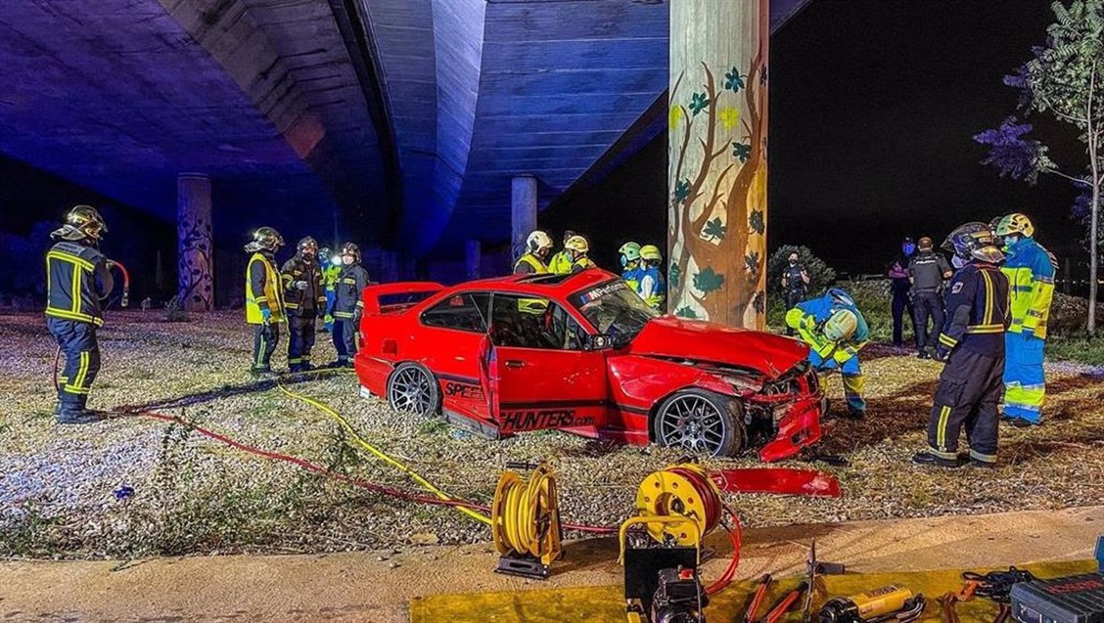 Muere un joven y otro resulta herido en la colisión de su turismo en una rotonda en Alcalá de Henares
