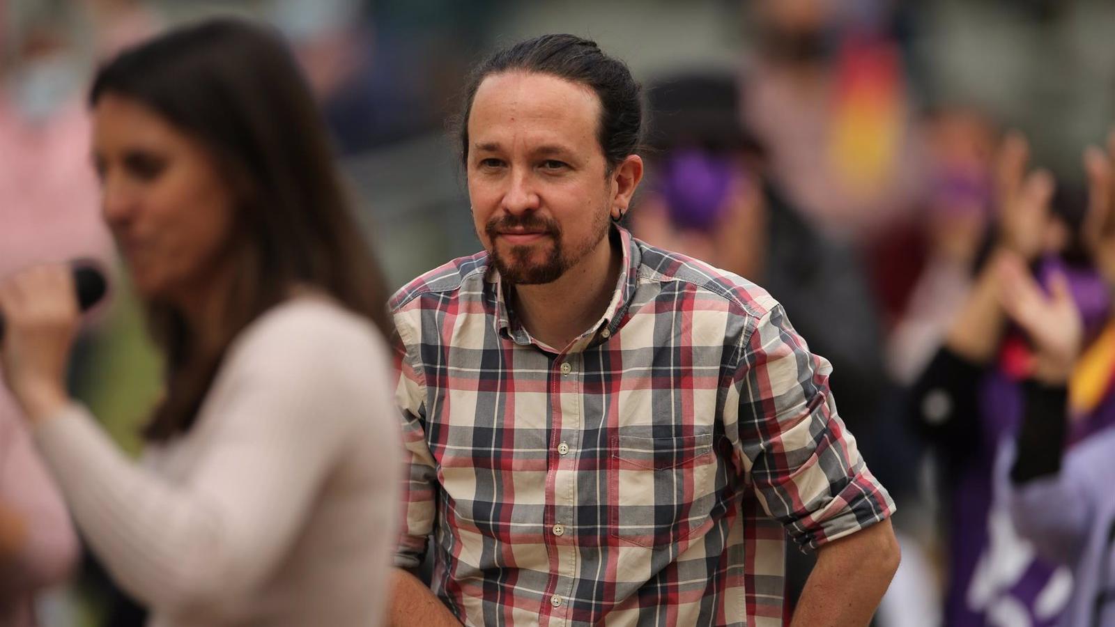 El juez abre juicio oral al hombre que protestó frente a la casa de Iglesias y Montero y le reclama 52.266 euros de fianza