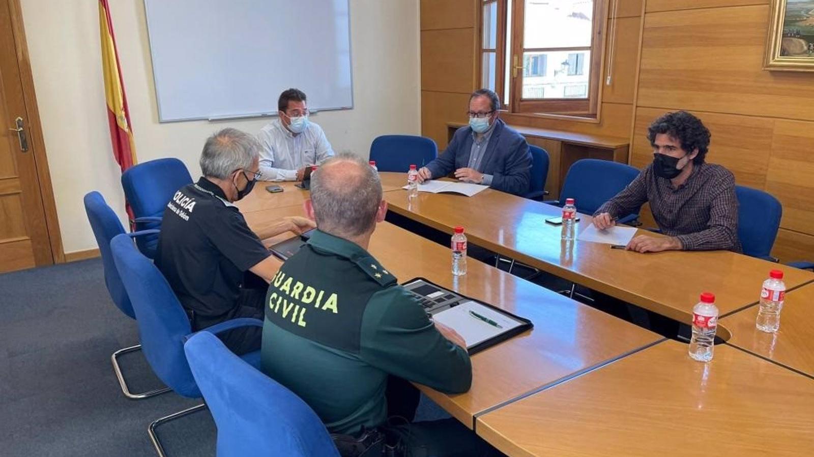 El Alcalde de Villaviciosa se reúne con Policía Local y Guardia Civil para recabar información sobre los sucesos del sábado