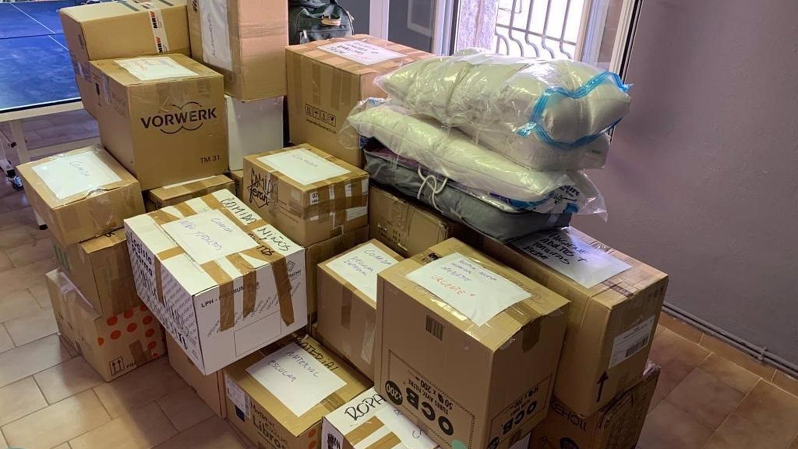 Los 'Palmeros en Madrid' paraliza los puntos de donación para La Palma ante el desbordamiento de los almacenes