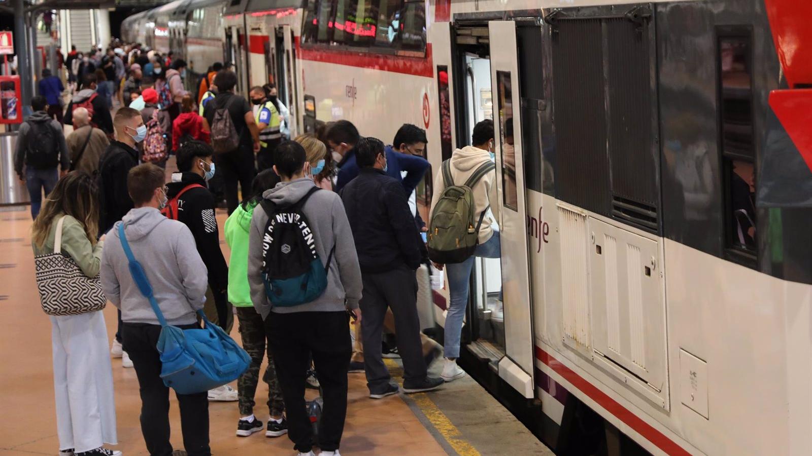 Renfe asegura que solo se está cumpliendo el 37% de los servicios mínimos y los maquinistas lo niegan