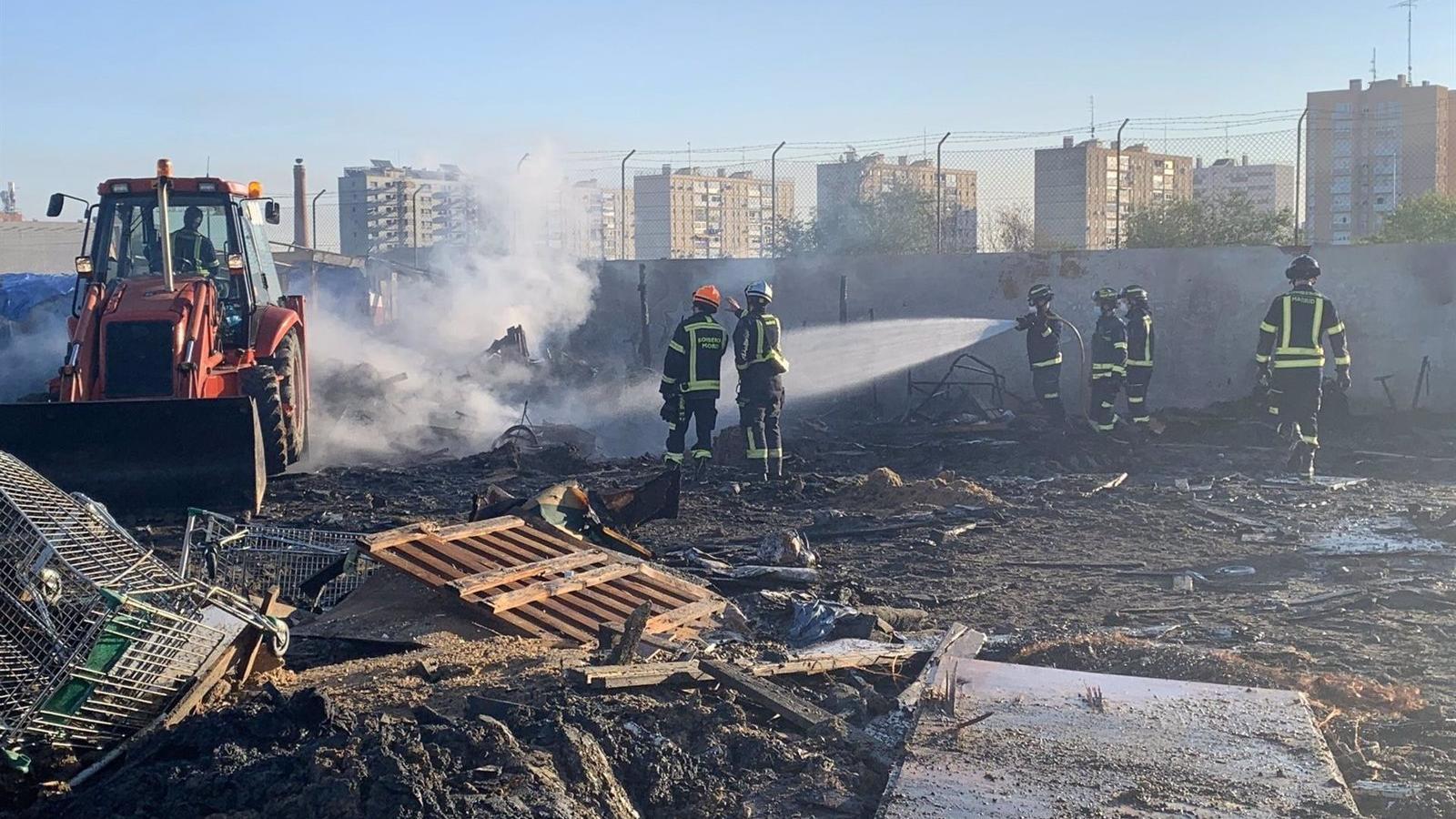 Arden una quincena de chabolas en un incendio en una parcela del polígono Marconi en Villaverde