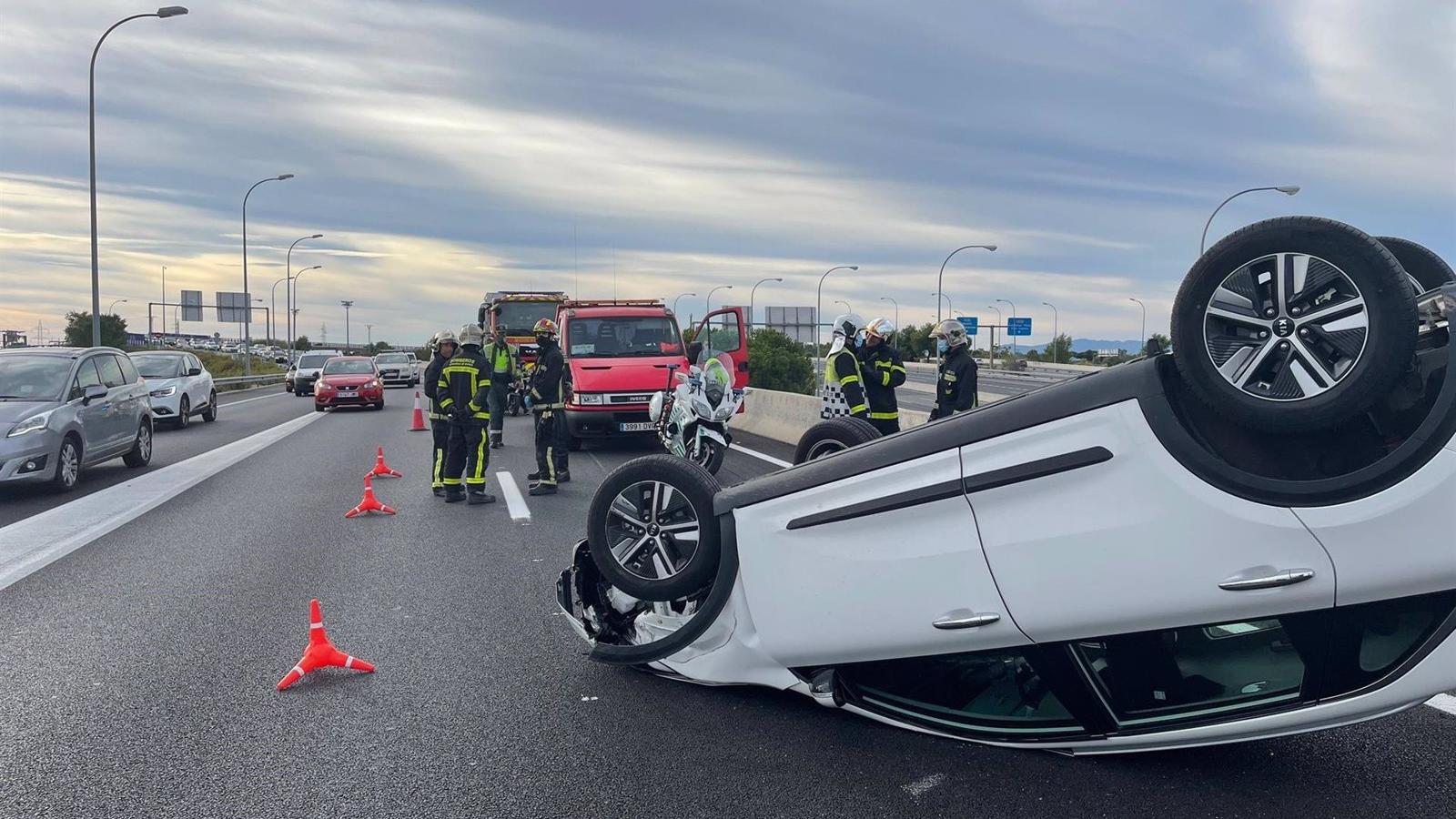 Dos heridos tras salirse de la vía y volcar un turismo en el puente que une la M-607 con la M-40 en Madrid