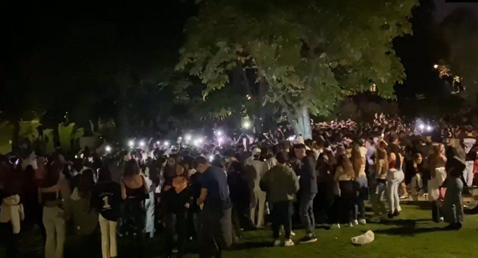 Tres heridos por arma blanca tras el desalojo de un botellón multitudinario en el Parque del Oeste Tres heridos por arma blanca tras el desalojo de un botellón multitudinario en el Parque del Oeste