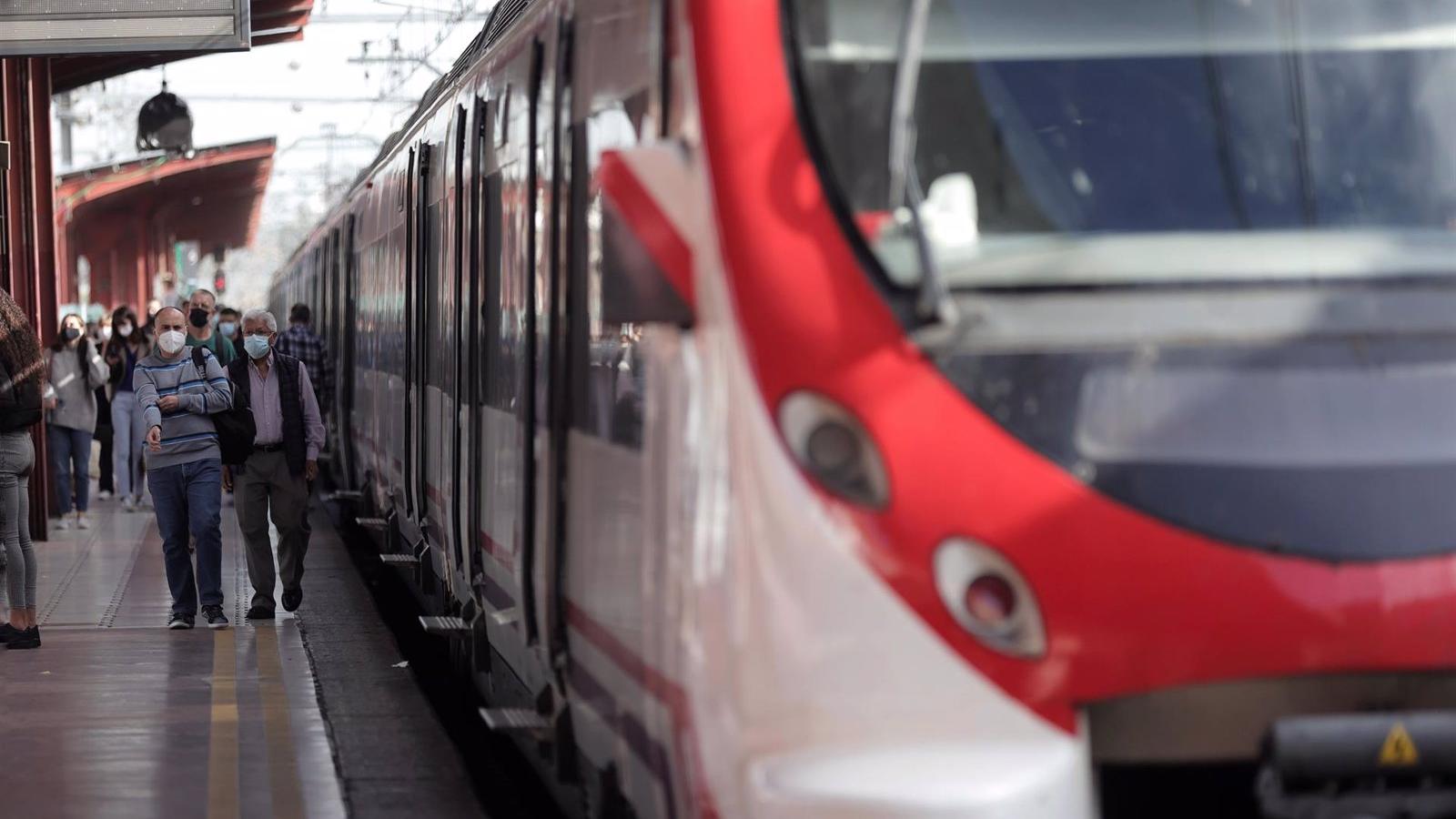 Renfe recomienda usar transportes alternativos en Madrid ante el "incumplimiento" de los servicios mínimos en Cercanías