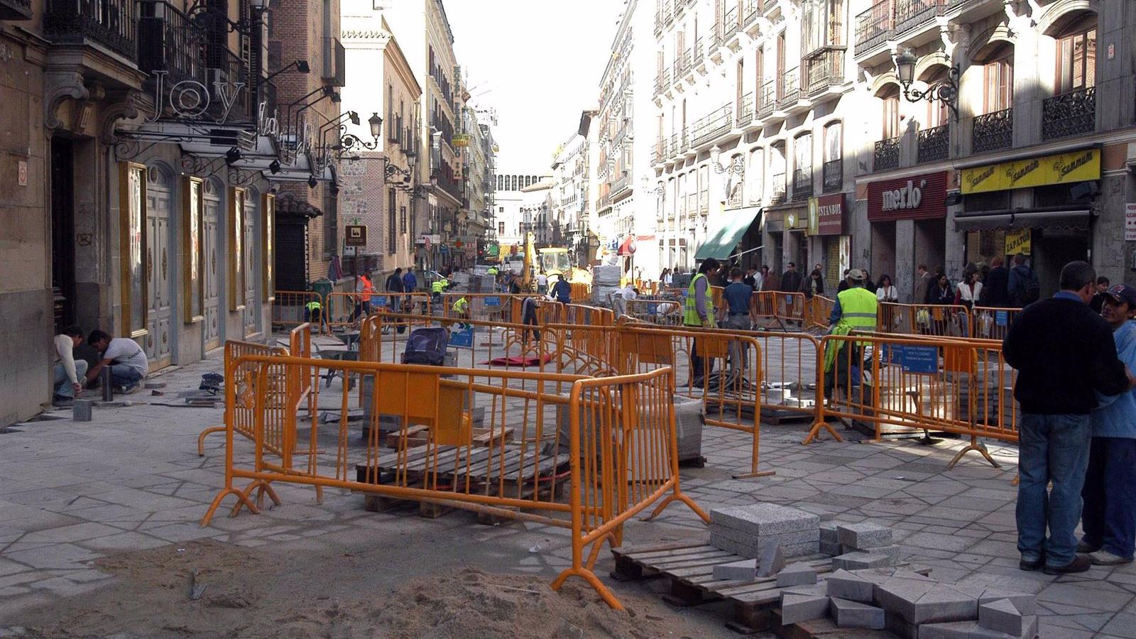 Comienzan los trabajos para reparar los microagujeros aparecidos en el pavimento de las calles Arenal y Montera