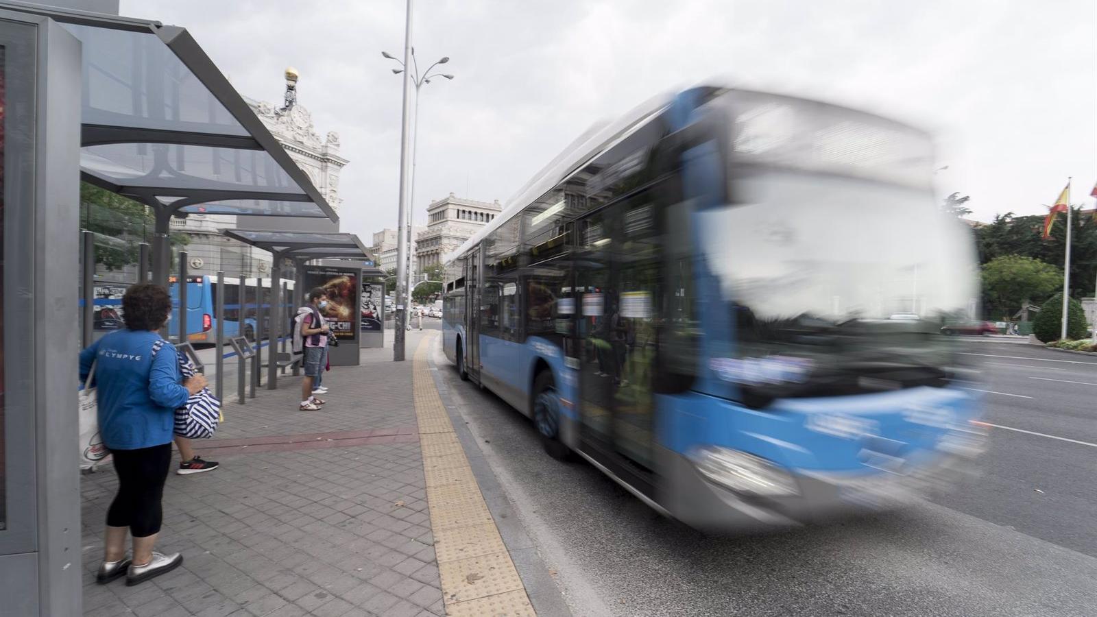 Las marquesinas de autobús incorporarán códigos de lectura para las personas con discapacidad visual