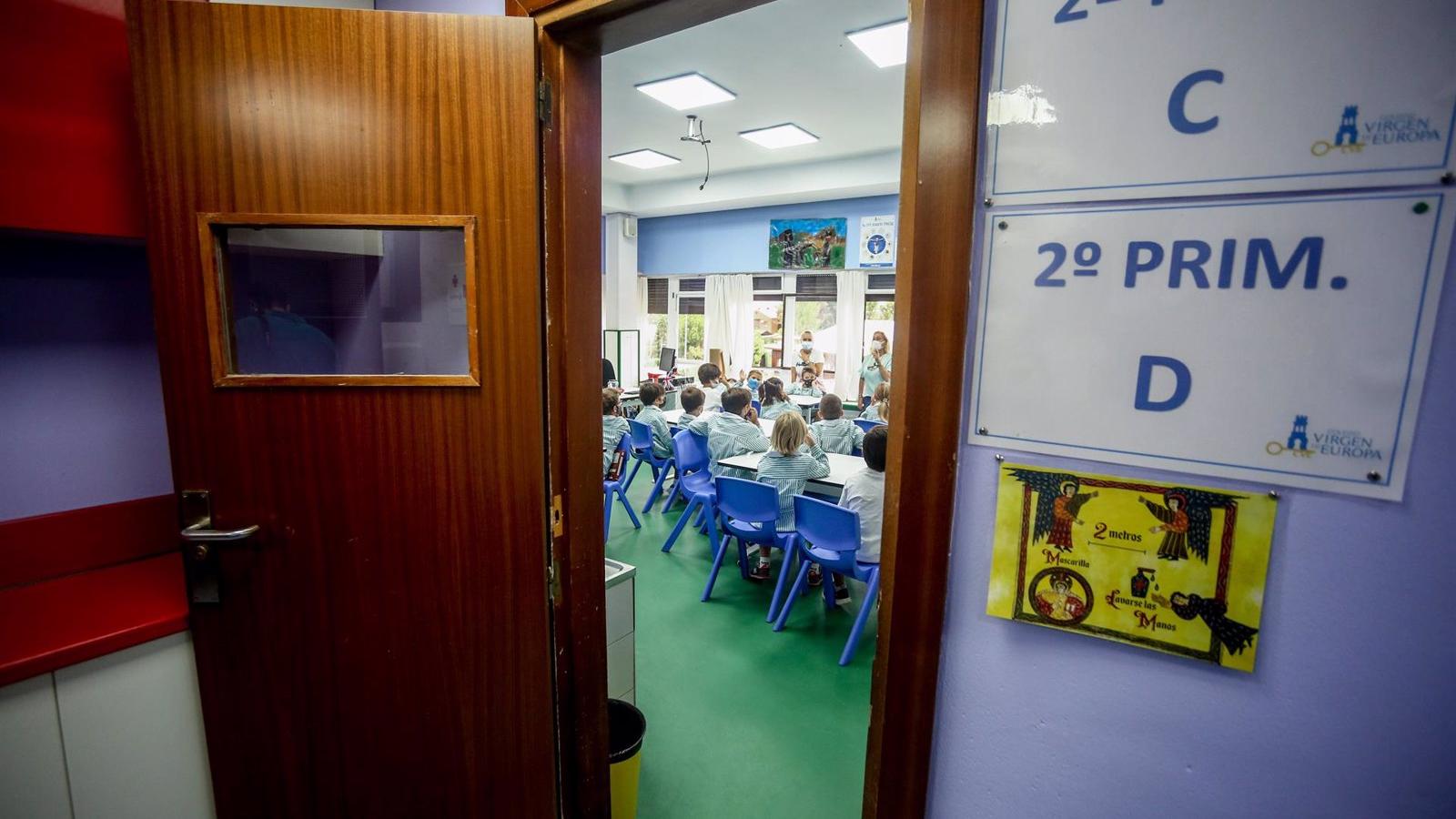 La Comunidad defiende que ha atendido las necesidades de docentes y destaca la vacunación de estudiantes