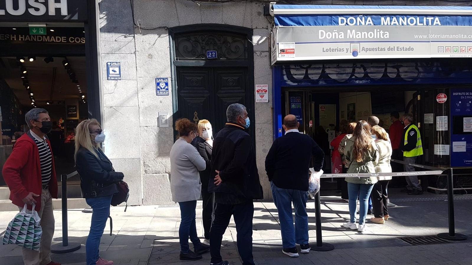 Regresan las colas de espera en Doña Manolita para compara la Lotería de Navidad