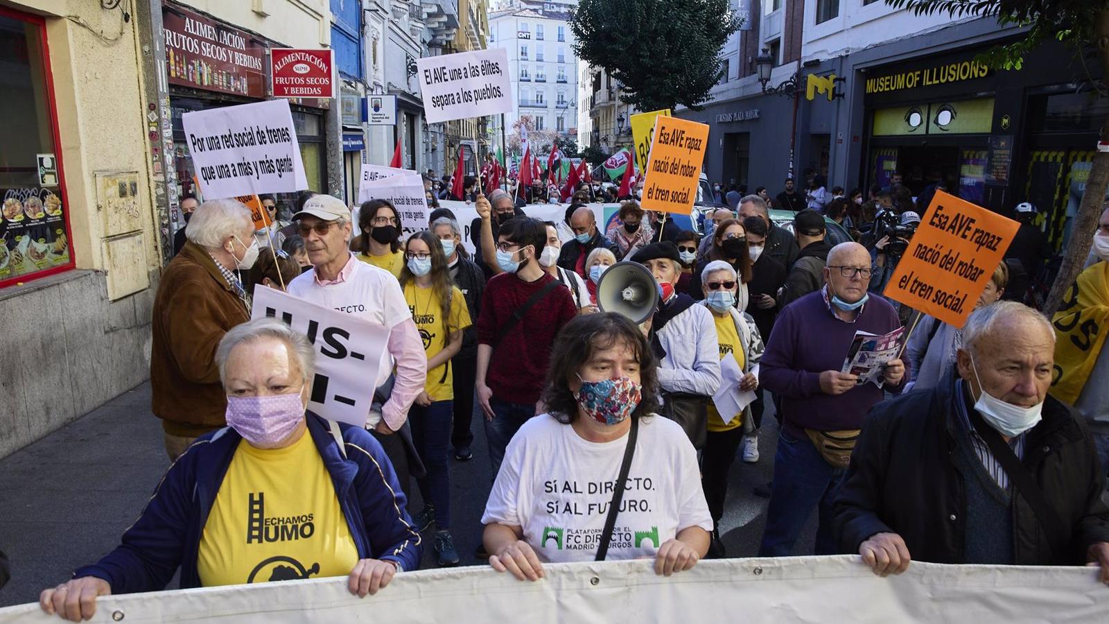 Un millar de personas se manifiesta en Madrid para defender el tren como medio ecológico y sostenible