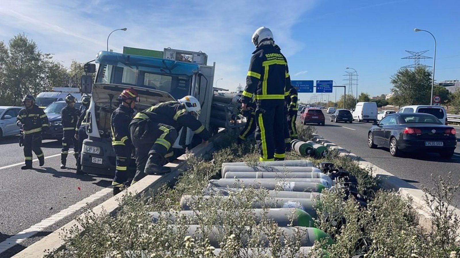 Un camión con botellas de oxígeno colisiona contra un coche en la M-40 pero no hay heridos
