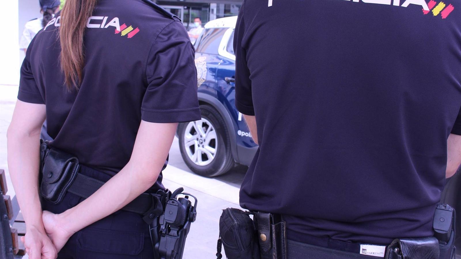 Una mujer de a luz en la calle de camino al hospital asistida por dos policías nacionales en Puente de Vallecas