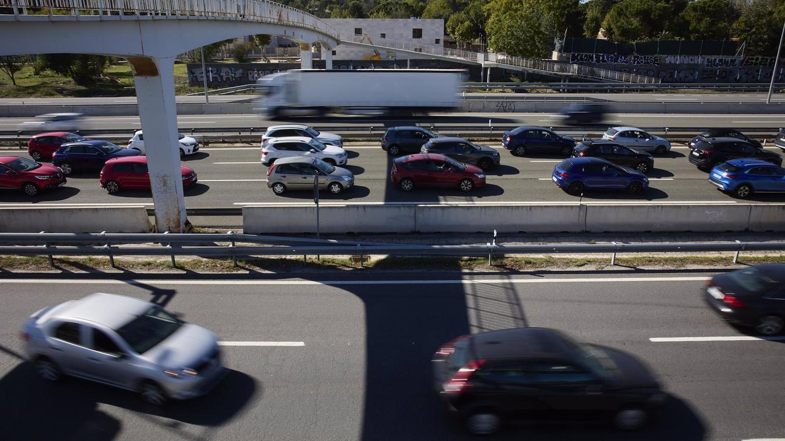 Un aparatoso accidente entre dos camiones a primera hora provoca kilómetros de atascos en la M-30 Un aparatoso accidente entre dos camiones a primera hora provoca kilómetros de atascos en la M-30