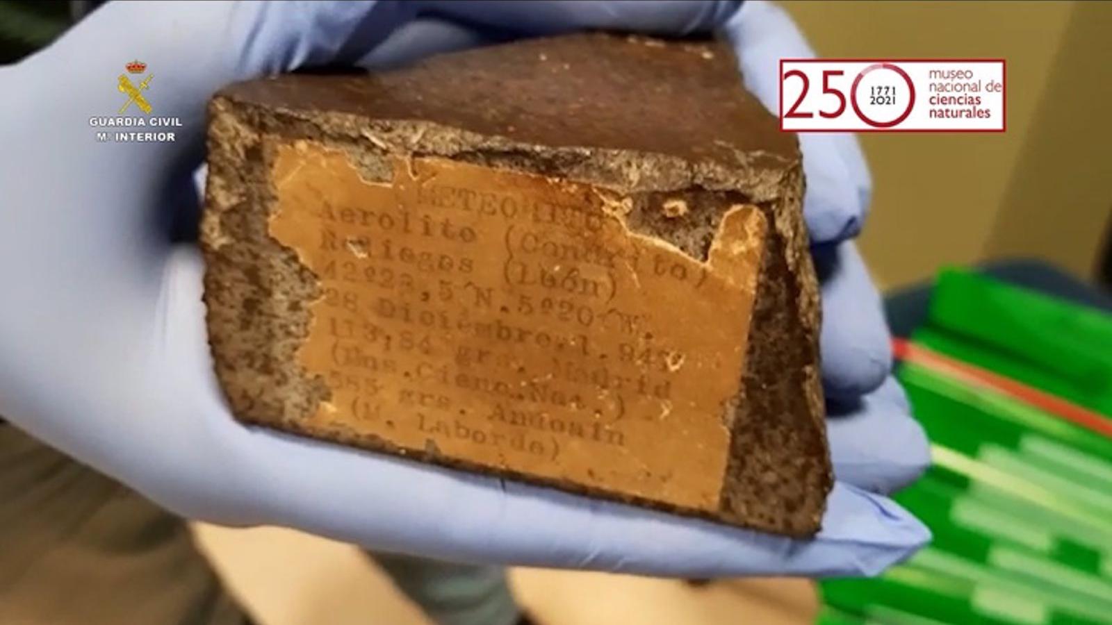 La Guardia Civil entrega al Museo Nacional de Ciencias Naturales un trozo recuperado del meteorito que cayó en León en 1947 La Guardia Civil entrega al Museo Nacional de Ciencias Naturales un trozo recuperado del meteorito que cayó en León en 1947