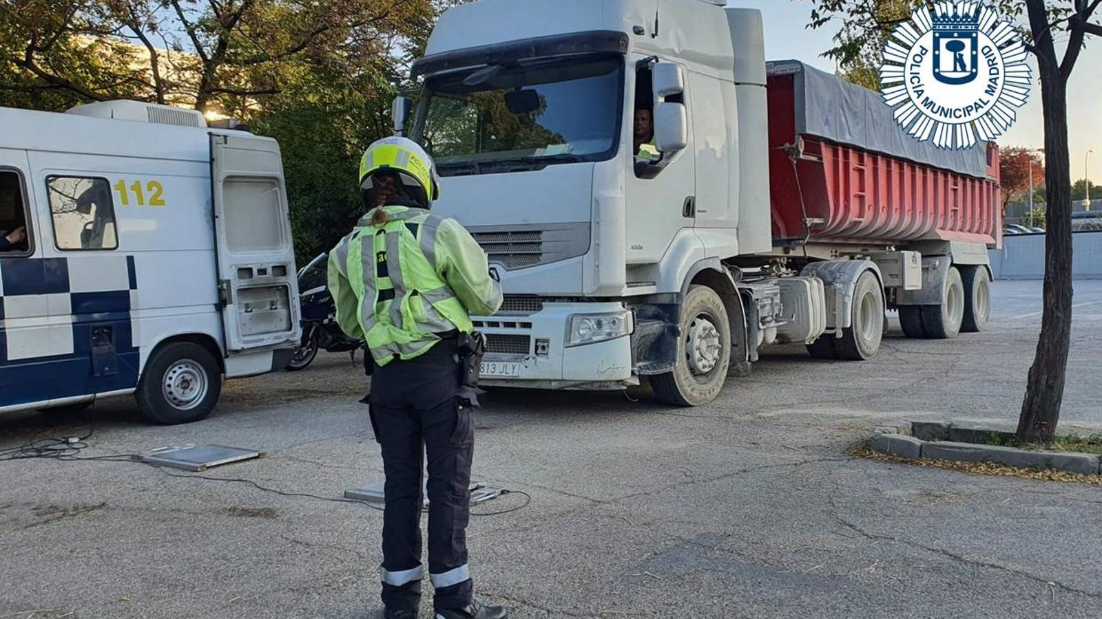 Cinco camiones inmovilizados y 49 denuncias en los controles de vehículos en las obras del hospital 12 de Octubre