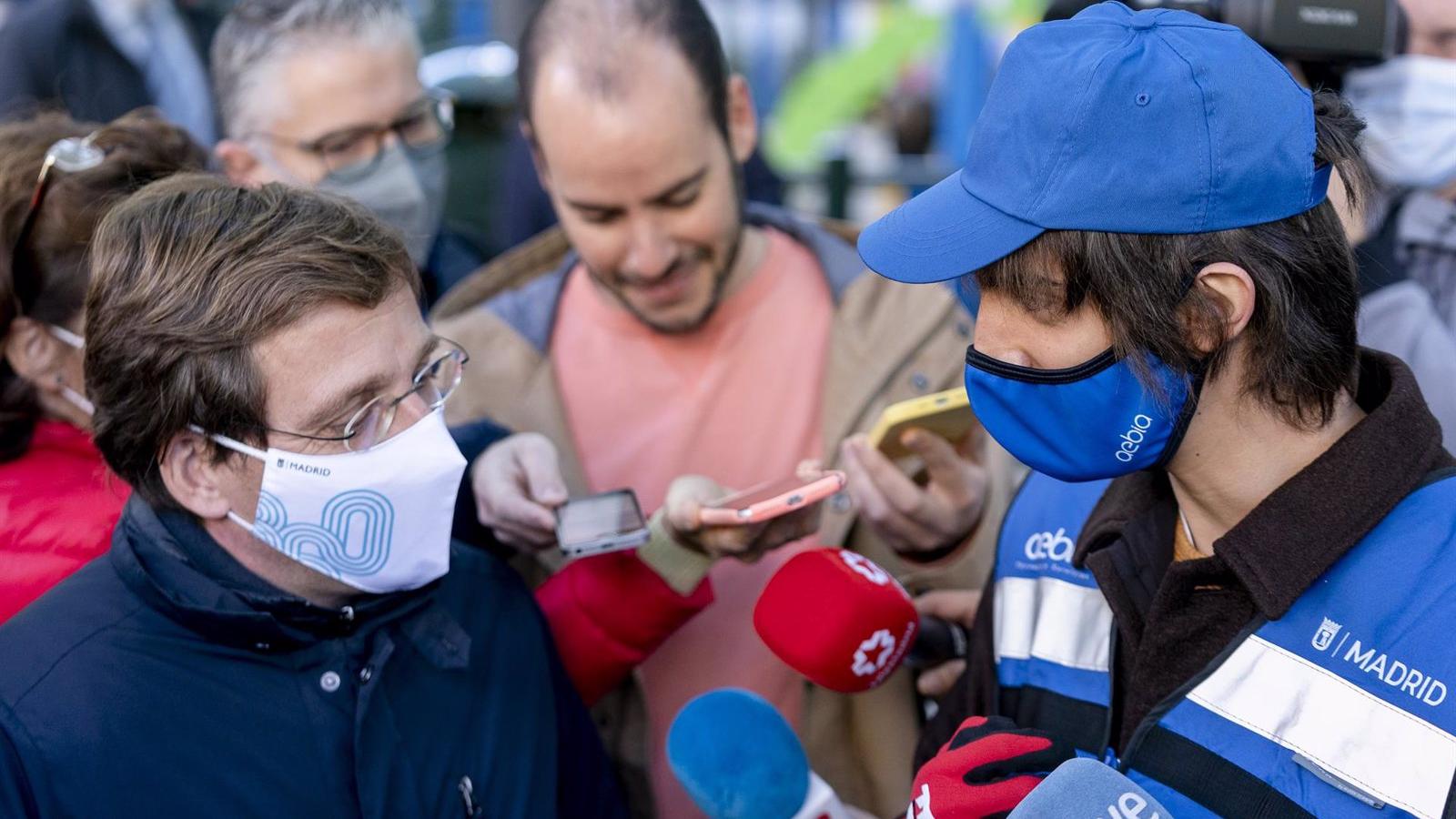 Más de 1.975 personas cambiaron multas de 750€ por miccionar o ensuciar con el botellón por trabajos comunitarios de limpieza en Madrid