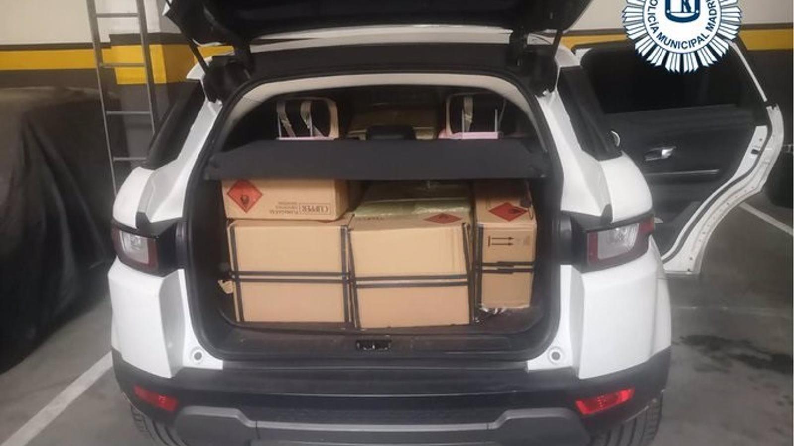 Requisados 19.200 mecheros y 200 librillos de papel falsificados en una calle de Tetuán