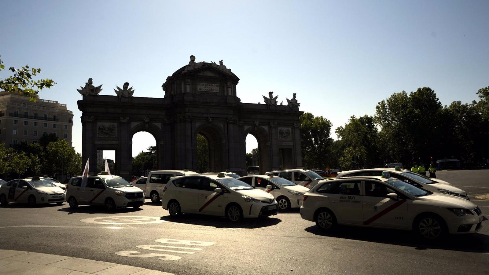 Más de 12.500 taxistas de la capital reciben ayudas municipales de 400 euros por sus labores durante la pandemia
