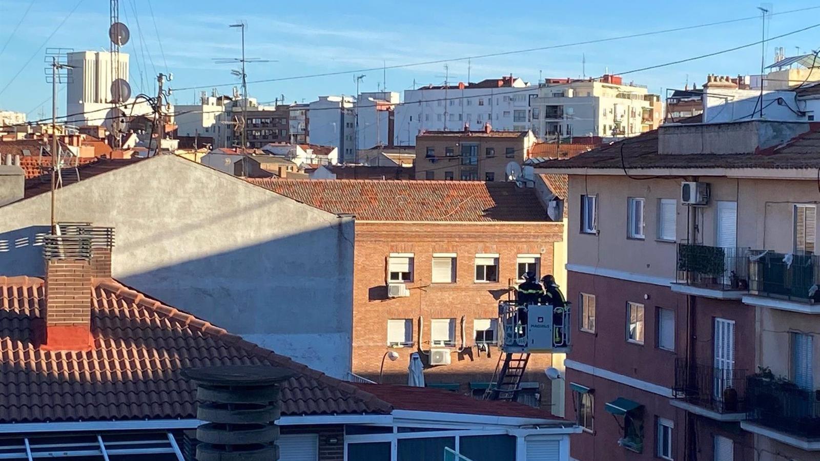 Intoxicado leve un hombre en un incendio en un piso en Ofelia Nieto