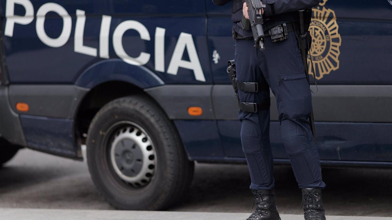 Un detenido durante un desahucio en Carabanchel