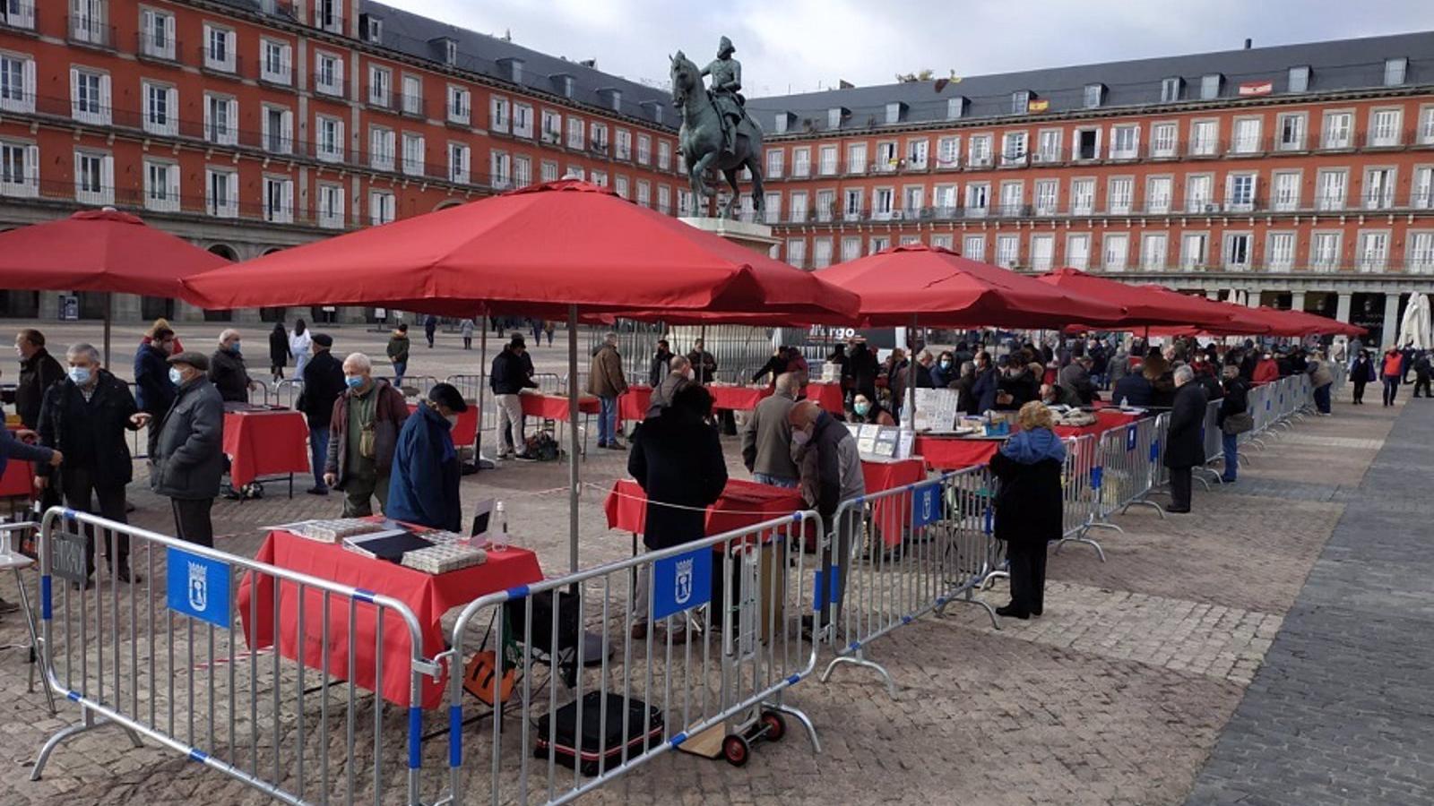 Los puestos de filatelia y numismática regresan a su tradicional localización en la plaza Mayor