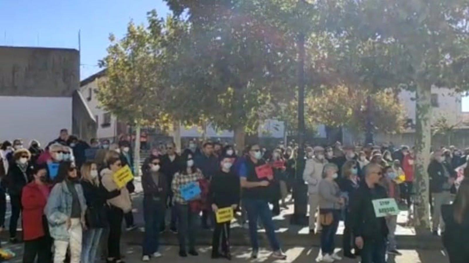 Valdeavero se echa a la calle contra la libertad de un presunto pederasta: "Los niños no se tocan"