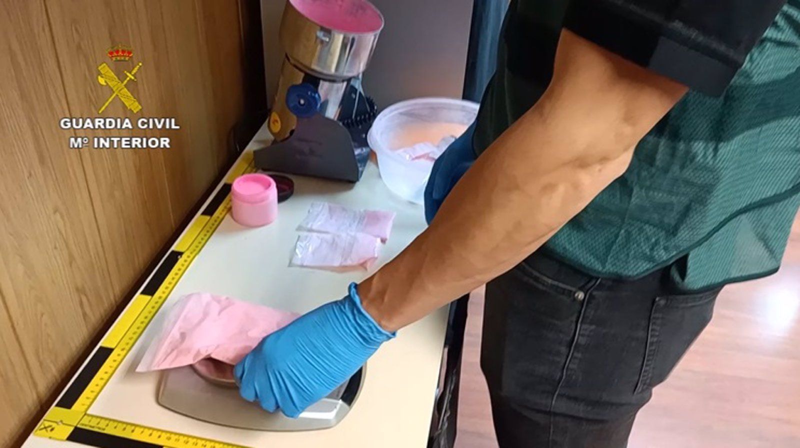 La Guardia Civil esclarece el violento robo de un reloj de 350.000€ y descubre un laboratorio de 'cocaína rosa'