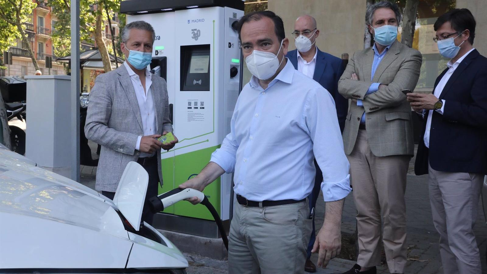 El Ayuntamiento de Madrid impulsa la recarga pública para los coches que "duermen en la calle"