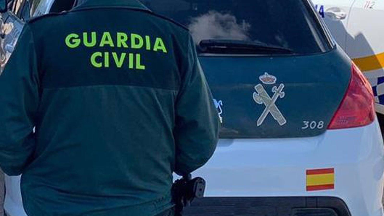 Localizan a los jóvenes que circulaban sentados en las ventanillas con el techo del coche a modo de barra
