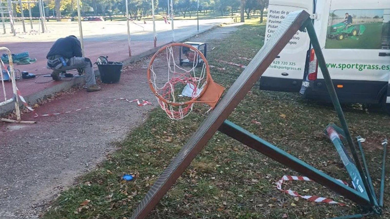 El Ayuntamiento denuncia nuevo acto vandálico en las obras de las pistas deportivas del centro Cultural Valmores