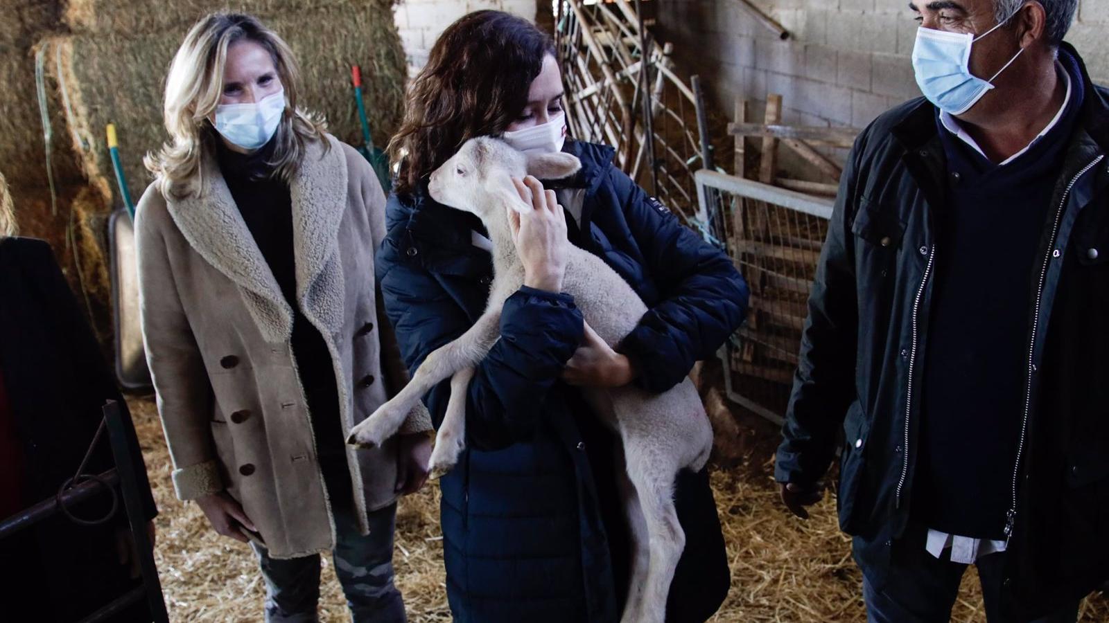 Díaz Ayuso apuesta por "dar vida" al campo frente a "lemas de progres de ciudad que se olvidan de dónde viene lo que comen"