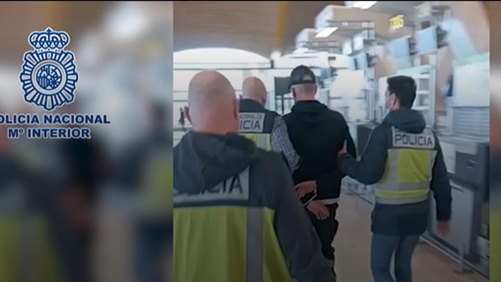 Detenido un hombre por amenazar a empleados de Barajas, embalar ilegalmente maletas y vender test falsos Covid