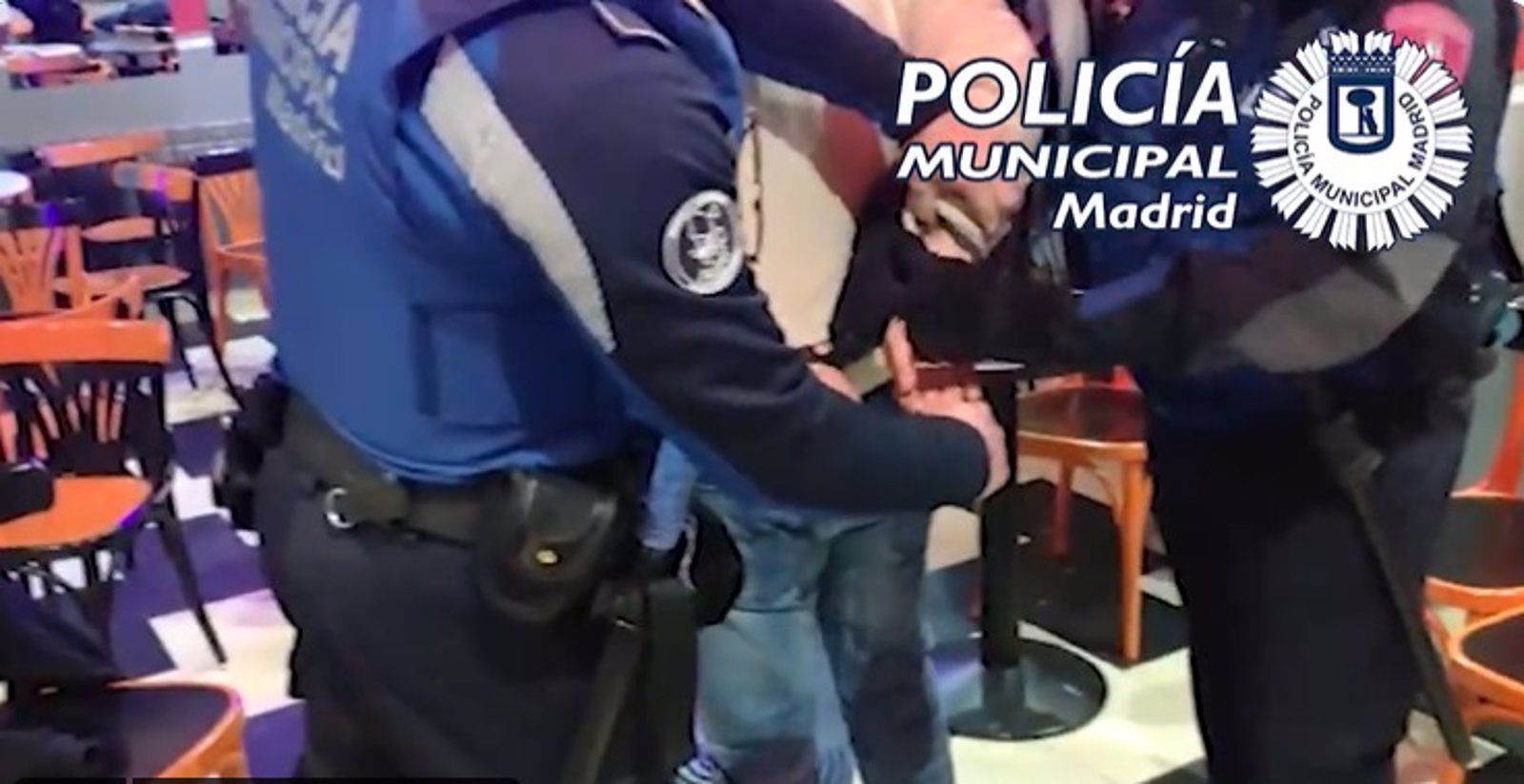 Detienen a un hombre con una requisitoria judicial y requisan una pistola y droga en un local de Carabanchel
