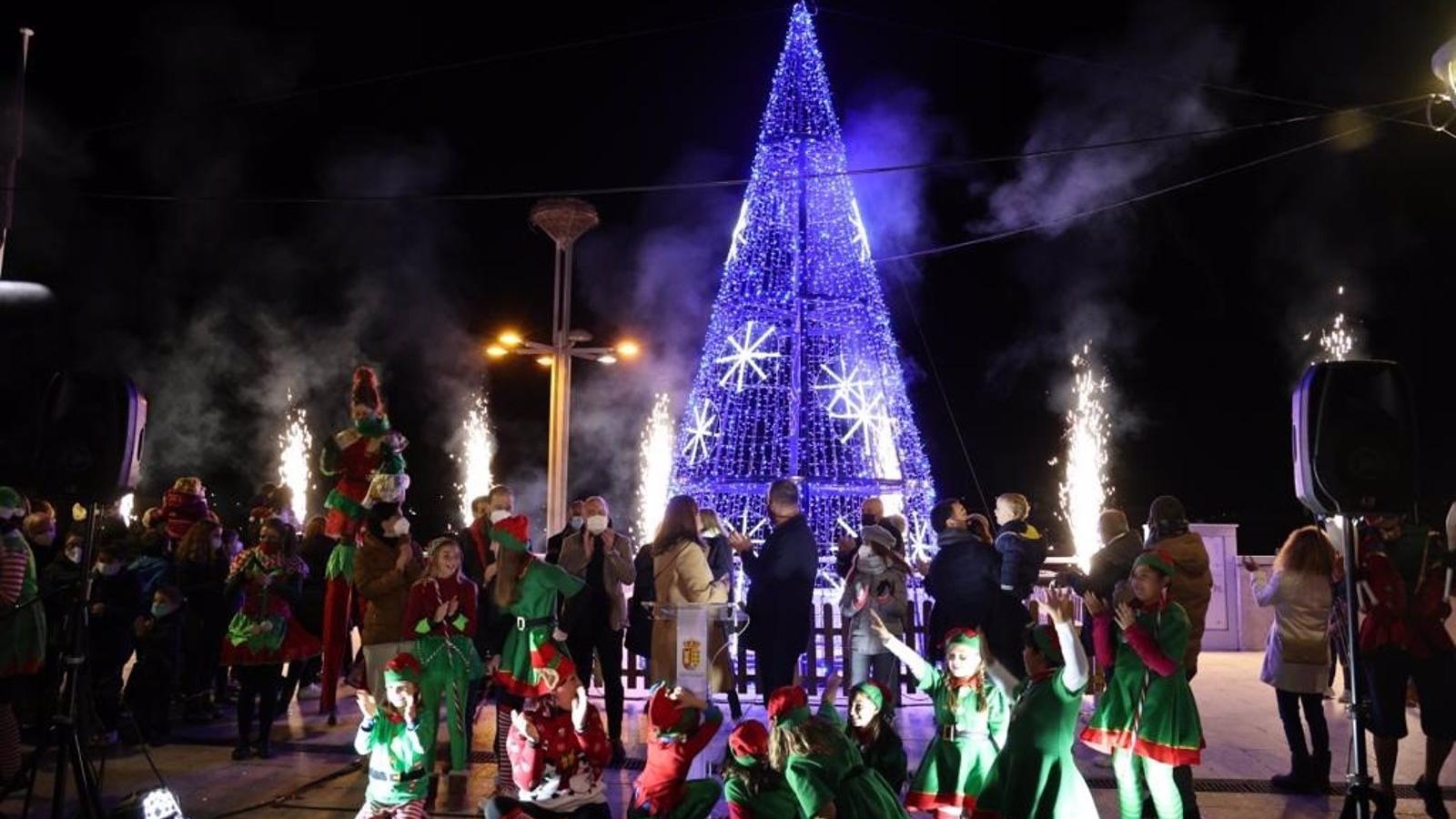 El Ayuntamiento de Arroyomolinos da el pistoletazo de salida a la Navidad con su tradicional encendido de luces