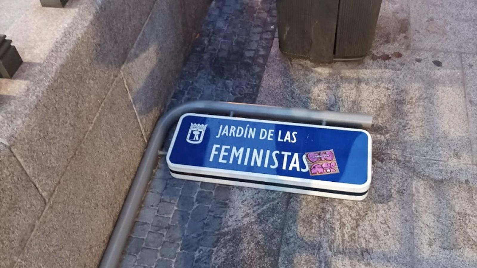 Vandalizan de nuevo la placa del Jardín de las Feministas, ante el Palacio de Liria