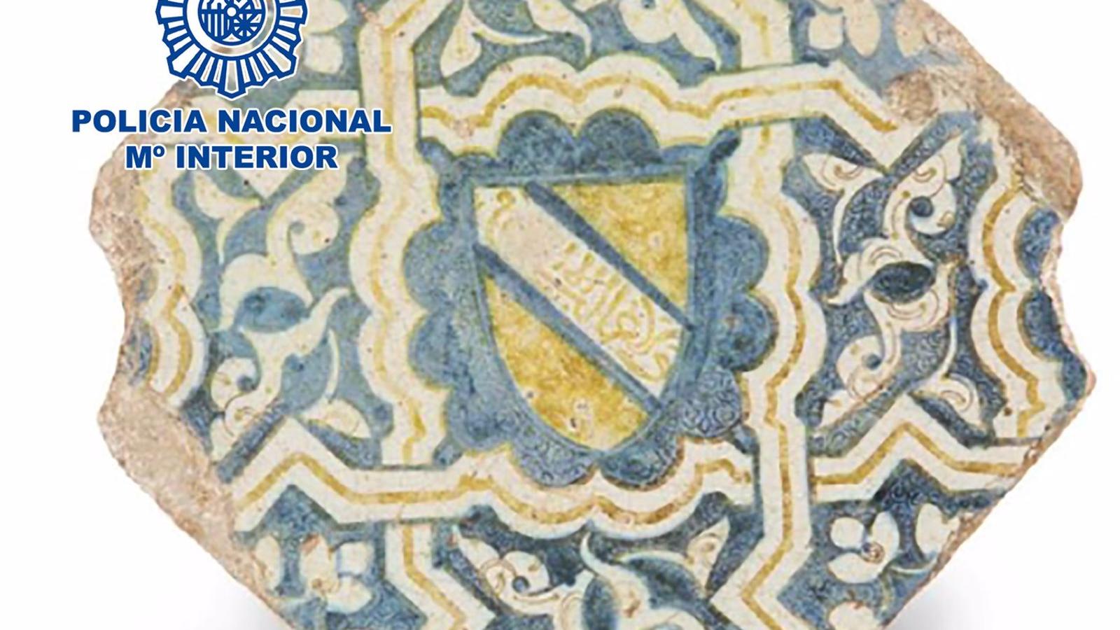 La Policía recupera en Madrid un azulejo de cerámica del siglo XV que podría pertenecer a La Alhambra