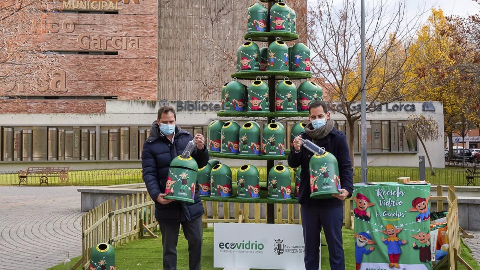 Ecovidrio instala un stand para dar importancia al reciclado de cristal en la plaza del Maestro de Torrejón